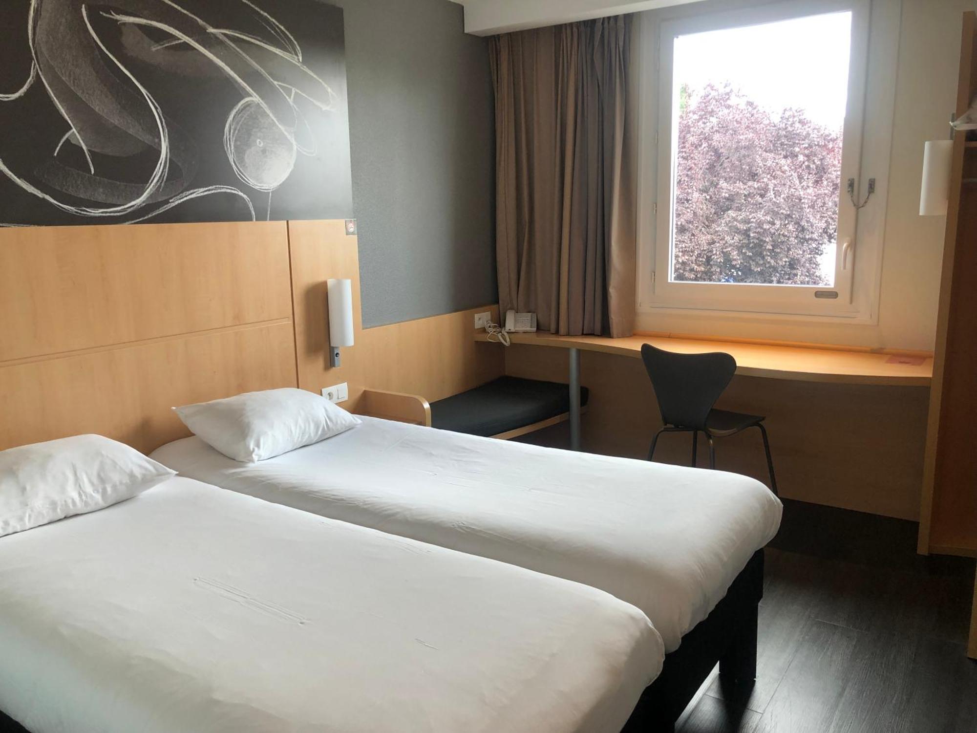 Hotel Ibis Clermont Ferrand Nord Riom Extérieur photo